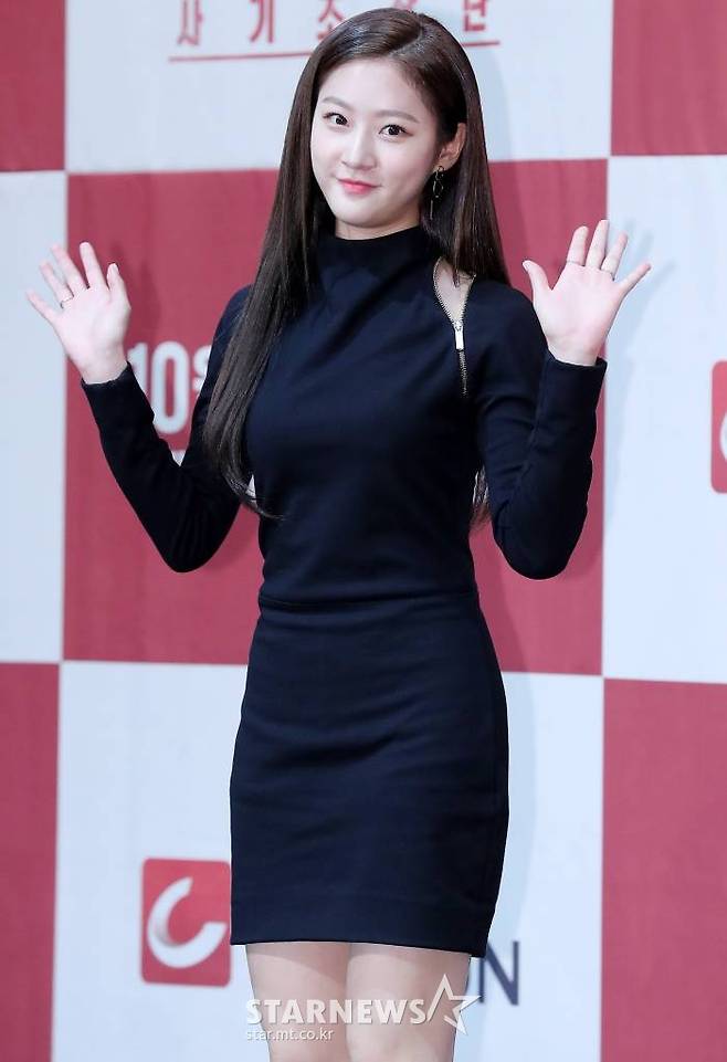 배우 김새론이 10일 오후 서울 구로구 라마다 서울신도림호텔에서 열린 TV조선 드라마 '레버리지:사기조작단' 제작발표회에 참석해 포즈를 취하고 있다.  '레버리지:사기조작단'은 대한민국 최고의 엘리트 보험 조사관에서 최고의 사기 전략가로 다시 태어난 태준이 법망 위에서 노는 진짜 나쁜 놈들을 잡기 위해 각 분야 최고의 선수들과 함께 뭉쳐, 눈에는 눈, 이에는 이, 사기에는 사기로 갚아주는 본격 정의구현 케이퍼 드라마다. 오는 13일 첫 방송. /사진=김창현 기자 chmt@