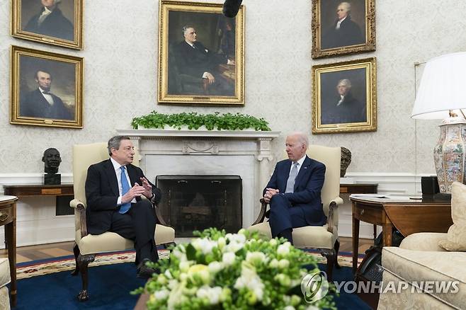 우크라이나 전쟁 논의하는 미국·이탈리아 정상 (워싱턴 AP=연합뉴스) 조 바이든(오른쪽) 미국 대통령이 10일(현지시간) 워싱턴DC 백악관 집무실에서 자국을 방문한 마리오 드라기(왼쪽) 이탈리아 총리와 정상회담을 하고 있다. 두 정상은 양국의 협력 증진과 함께 러시아-우크라이나 전쟁에 관해 논의했다. 2022.5.11 sungok@yna.co.kr