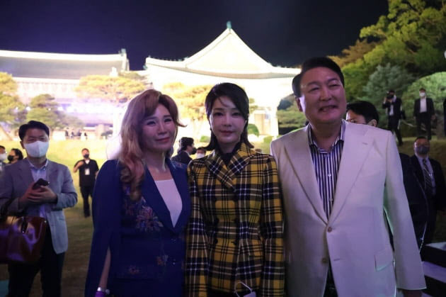 윤석열 대통령과 부인 김건희 여사가 지난 22일 오후 서울 종로구 청와대 본관에서 청와대 개방 특집 KBS 열린음악회에 출연한 합창단 어린이들과 기념촬영하고 있다.(사진=대통령실 제공, 뉴스1)
