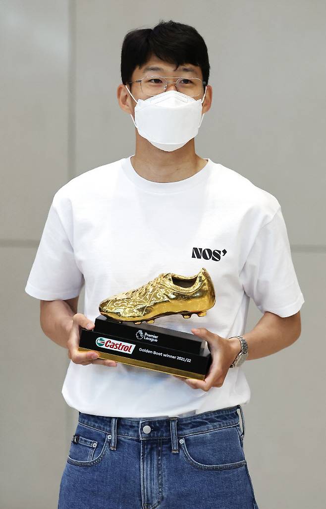 2021~22 시즌 잉글랜드 프리미어리그(EPL) 득점왕을 차지한 토트넘 홋스퍼의 손흥민이 24일 오후 인천국제공항 제2여객터미널을 통해 귀국했다. 출국장에 모습을 드러낸 손흥민이 득점왕 트로피인 ‘골든 부트’를 들어보이고 있다. 사진=연합뉴스
