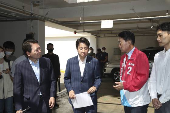 국민의힘 이준석 대표와 성일종 정책위의장이 오늘(24일) 경기도 군포시 1기 신도시 재정비사업 신속 추진을 위한 현장을 방문해 둘러보고 있다. 〈사진=연합뉴스〉