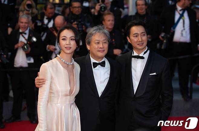 23일 오후(현지시간) 제75회 칸 국제영화제가 열리고 있는 프랑스 남부 칸 ‘팔레 데 페스티벌’(Palais des Festivals)에서 열린 경쟁부문 진출작 영화 ’헤어질 결심' 월드 프리미어 시사회가 끝난 뒤 박찬욱 감독과 배우 박해일, 탕웨이가 시사회장을 나서며 관객과 청중들에게 인사를 하고 있다. 2022.5.24/뉴스1 © News1 이준성 프리랜서기자