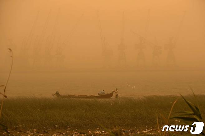 23일(현지시간) 이라크 남부 알 아랍 강이 모래 폭풍에 휩싸였다. © AFP=뉴스1 © News1 김예슬 기자