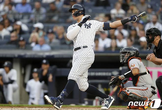 애런 저지가 24일(한국시간) 메이저리그 볼티모어 오리올스전에서 시즌 16·17호 홈런을 기록했다. © AFP=뉴스1