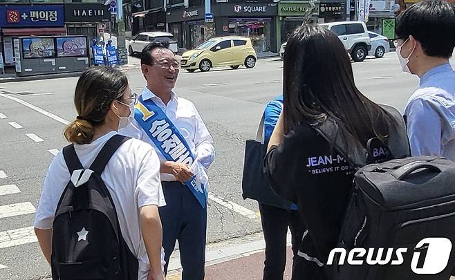 송철호 더불어민주당 울산시장 후보가 24일 울산대학교 앞에서 도보유세를 가졌다.© 뉴스1