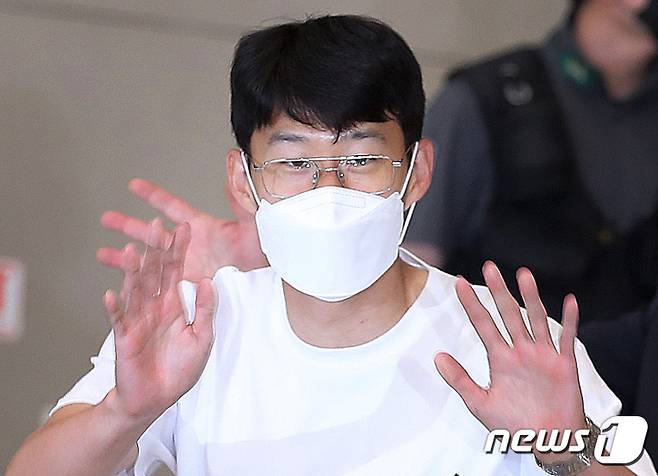 아시아 선수로는 역대 최초로 잉글랜드 프로축구 프리미어리그(EPL) 득점왕에 등극한 손흥민(토트넘)이 24일 오후 인천국제공항을 통해 귀국해 미소를 짓고 있다. © News1 김진환 기자