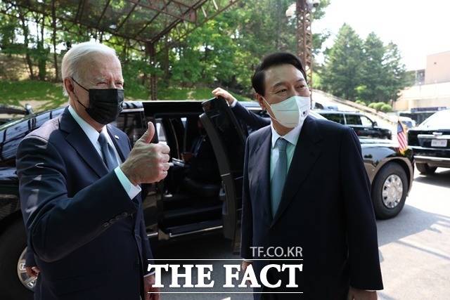 윤석열 대통령 취임 11일 만에 열린 한미 정상회담에서 한미 동맹을 경제안보와 기술 동맹으로 확장하기로 합의했다. 윤 대통령이 지난 22일 경기 평택 오산 미 공군기지에서 일본으로 향하는 조 바이든 미국 대통령을 환송하는 모습. /대통령실 제공