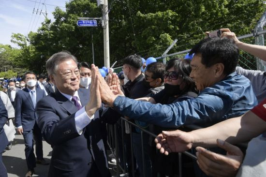 문재인 전 대통령이 지난 10일 경남 양산 하북면 평산마을 사저로 향하며 지지자와 인사하고 있다. [이미지출처=연합뉴스]