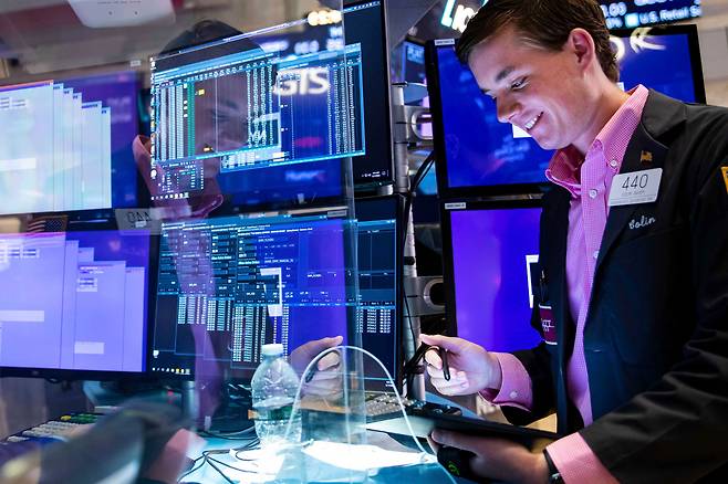 미국 뉴욕증권거래소(NYSE) 입회장에서 한 트레이더가 업무를 진행하는 모습. /연합뉴스