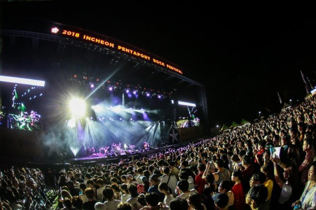 대성황을 이뤘던 2018년 인천 송도달빛축제공원의 인천펜타포트락페스티벌. 팬데믹으로 3년간 사실상 멈춰 섰던 대형 야외 음악 페스티벌이 오프라인으로 다시 열리면서 기다렸던 음악 팬들의 열기가 끓는점에 달하고 있다.