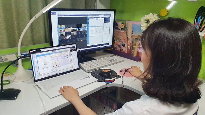 한국에서 메타버스 전문강사가 중국 광저우한국학교 초등부 학생 대상으로 제5회 꿈찾기 캠프 통해 메타버스 수업을 원격으로 진행하고 있다.