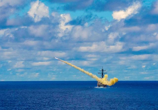 미 해군이 2019년 5월 필리핀 해상에서 한국과 일본, 호주 등과 합동 해상 훈련 중 하푼 미사일을 시험 발사하고 있다. 로이터 연합뉴스
