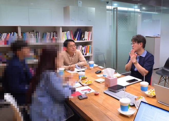 인터비즈 사무실에서 이야기를 나누고 있는 N사의 B 차장(왼쪽 두 번째)과 트랜쇼 이종환 대표(우), 출처: IT동아