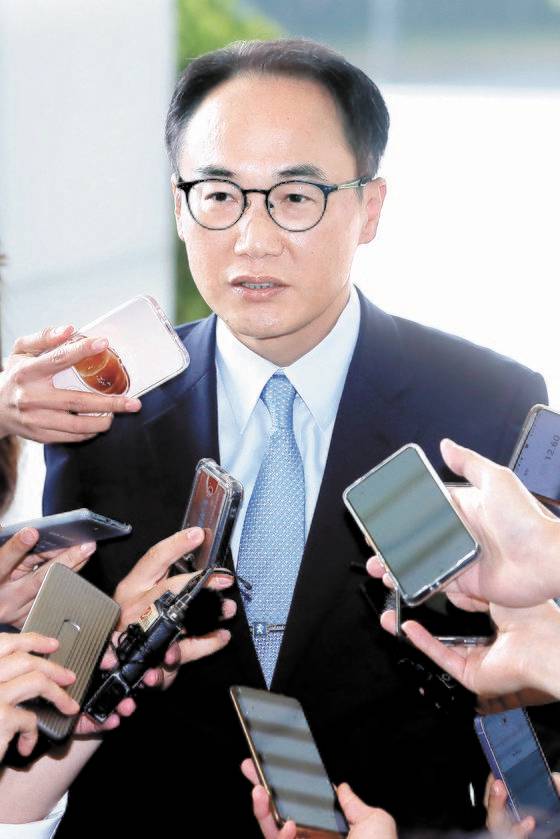 이원석 대검찰청 차장검사가 23일 서울 서초구 대검찰청으로 출근하며 기자들의 질문에 답하고 있다. [뉴시스]