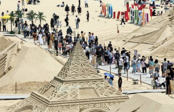 ‘모래로 만든 에펠탑’ 보러 해운대로