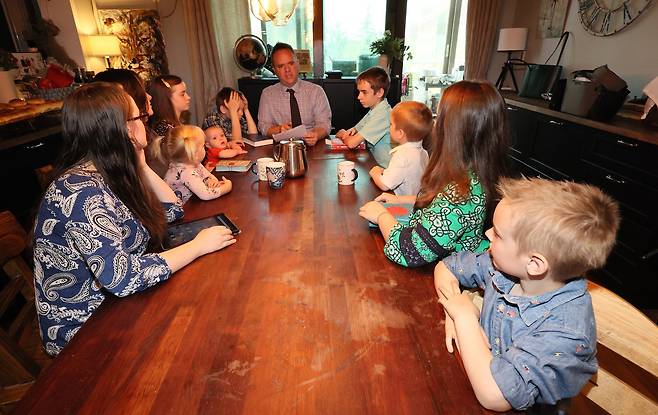 데이비드 먼디 교수는 홈스쿨링 교장, 아내 엔디는 아이들의 공부와 생활 지도를 전담하는 담임 교사다. 9남매는 매일 아침 성경공부로 하루 공부를 시작한다. 송봉근 기자