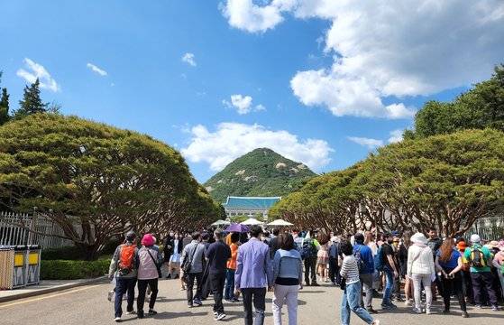 일반 시민에게 청와대 문이 열린 이후 첫 일요일인 지난 15일 오후 청와대 앞이 관람객들로 붐비고 있다. 연합뉴스