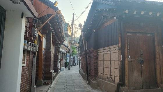 서울 종로구 통의동 일대의 한옥지정구역 골목길의 모습. 한옥지정구역에는 한옥만 지을 수 있지만 한옥권장구역에는 비한옥도 지을 수 있다. 최서인 기자