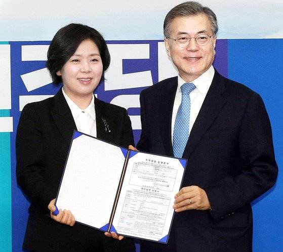 양향자 무소속의원은 2016년 1월 문재인 대표(오른쪽) 시절 영입된 인사다. 삼성전자 메모리사업부 상무 출신인 그는 삼성전자 최초 고졸 여성 임원이기도 했다. 중앙포토