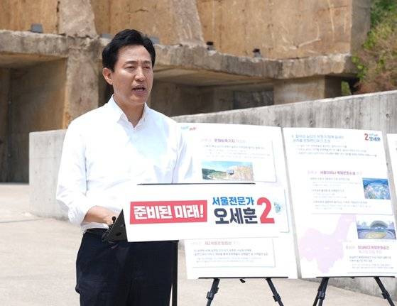 오세훈 국민의힘 서울시장 후보가 23일 복합문화공간인 서울 마포구 문화비축기지에서 '청년'과 '취약계층' 문화 지원 확대를 주요 내용으로 하는 문화정책공약을 발표하고 있다. [오세훈 후보 캠프 제공]