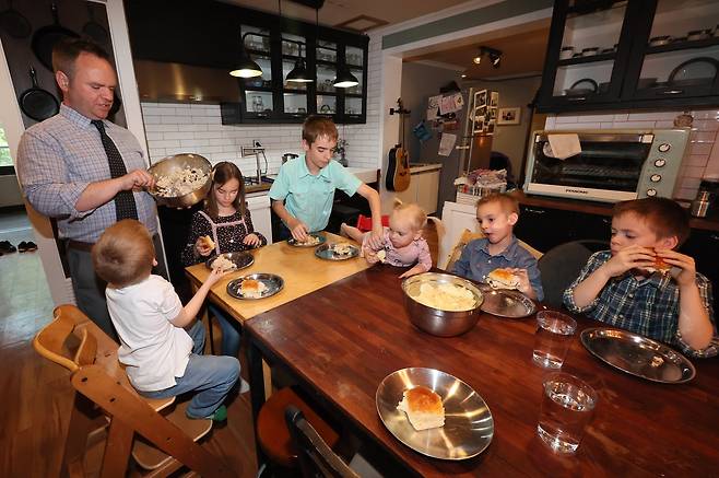 식사를 마친 후 아이들은 각자 자기 그릇을 스스로 정리한다. 송봉근 기자