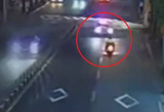 지난 5일 제주시 노형동의 한 도로에서 오토바이 무면허 난폭 운전을 하던 10대들이 단속하던 경찰차와 충돌해 중상을 입었다. [MBC ‘뉴스데스크’ 캡처]