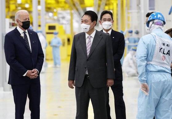 윤석열 대통령과 조 바이든 미국 대통령이 20일 경기 평택 삼성전자 반도체 공장을 방문해 이재용 부회장과　함께 반도체 생산라인을 둘러보며 관계자의 설명을 듣고 있다. [대통령실사진기자단]