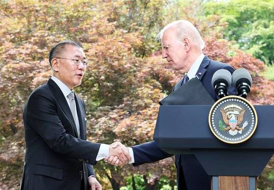 방한 중인 조 바이든 미국 대통령이 22일 오전 서울 용산구 그랜드 하얏트 호텔에서 정의선 현대차그룹 회장과 면담하며 악수하고 있다. 현대차는 바이든 대통령 방한에 맞춰 미국 조지아 주에 6초3000억원 규모의 전기차 전용 공장과 배터리셀 공장 등 전기차 생산 거점을 조성한다고 발표했다. [연합뉴스]