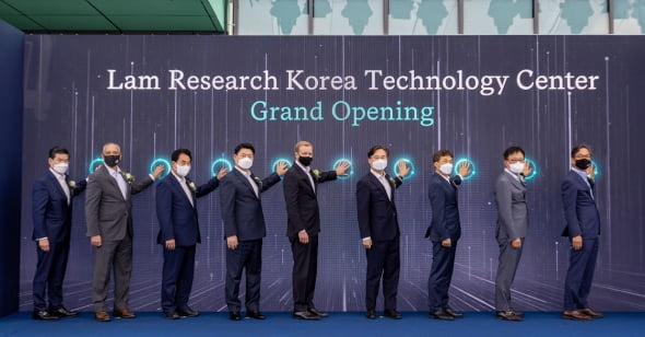 램리서치가 26일 경기도 용인 지곡 산업단지에 최첨단 R&D 센터인 램리서치 코리아테크놀로지 센터를 오픈하고 개관식을 하고 있다. 사진은 LED 터치 세리머니를 하는 팀 아처(Tim Archer) 램리서치 회장 겸 최고경영자(CEO)와 참석자들. 2022.4.26 [램리서치 제공]