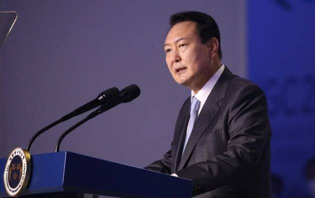24일 대구 엑스코에서 열린 '제28회 대구세계가스총회' 개회식에 참석한 윤석열 대통령이 축사를 하고 있다. 대통령실사진기자단