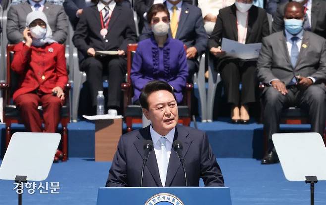 윤석열 대통령이 지난 10일 국회의사당 앞 잔디마당에서 열린 제20대 대통령 취임식에서 취임사를 하고 있다. 권호욱 선임기자