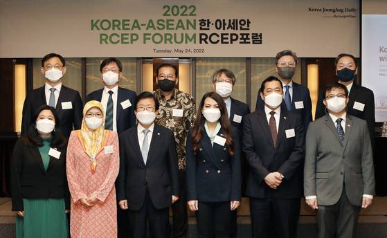 From front row left, the Philippines Ambassador to Korea Maria Theresa Dizon-De Vega; Brunei Ambassador Pg Hjh Nooriyah Plw Pg Hj Yussof; National Assembly Speaker Park Byeong-seug; Cambodian Ambassador Chring Botumrangsay; Myanmar Ambassador Thant Sin; and Singapore’s Deputy Chief of Mission Adrian Li attend the Korea-Asean RCEP Forum at the Westin Josun Seoul on Tuesday. From second row left, Ministry of Trade, Industry and Energy’s Deputy Minister for Trade Negotiation Chun Yoon-jong; the Korea JoongAng Daily CEO Cheong Chul-gun; Indonesian Ambassador Gandi Sulistiyanto; Vietnamese Ambassador Nguyen Vu Tung; former Korean Ambassador to Indonesia Kim Chang-beom; and Thai Ambassador Witchu Vejjajiva attend the forum. [PARK SANG-MOON]