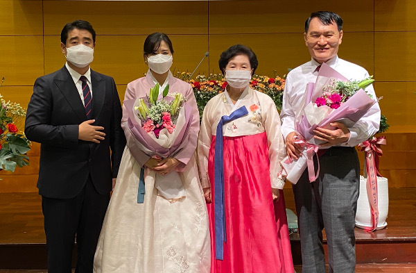 김용식(맨 오른쪽) 원로 목사 부부와 신상태 담임목사 부부.