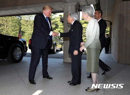 [도쿄=AP/뉴시스] 도널드 트럼프 당시 미국 대통령(왼쪽)이 지난 2017년 11월6일 일본 도쿄에서 아키히토 일왕 부부를 만나 악수하고 있다. 2022.05.23.