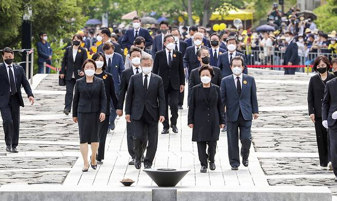 23일 오후 경남 김해시 진영읍 봉하마을에서 엄수된 노무현 전 대통령 서거 13주기 추도식에서 권양숙 여사와 문재인 전 대통령 등 참석자들이 참배하고 있다. [연합]