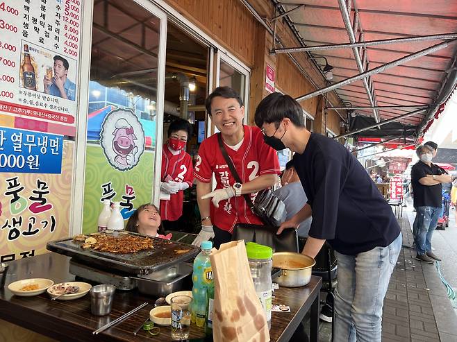 김진태 국민의힘 강원도지사 후보가 23일 전통시장을 찾아 지지를 호소하고 있다. 김 후보는 최근 지지율 조사에서 경쟁 후보보다 앞서는 것으로 집계되고 있으나 ‘절대 방심은 없다’고 말했다. 김 후보의 선거 모토는 ‘인구 200만, 수도권 강원 시대’다. [김진태 캠프 제공]