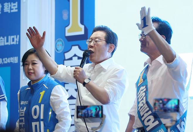 이재명 더불어민주당 총괄선대위원장이 지난 22일 오후 울산시 남구 삼산동 롯데호텔 앞에서 송철호 울산시장 후보 등 6·1 지방선거 나서는 울산지역 후보들과 함께 지지를 호소하고 있다. [연합]