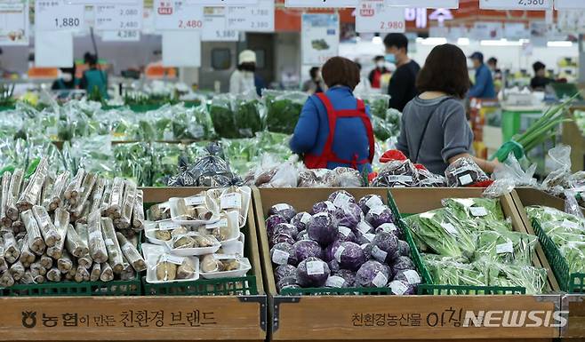 [서울=뉴시스] 이영환 기자 = 서울 서초구 농협하나로마트 양재점에서 시민들이 물품을 구매하고 있다.  2022.05.20. 20hwan@newsis.com