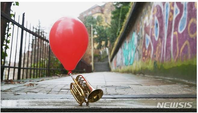 [서울=뉴시스]네빈 알라닥, 흔적 Traces, 2015, 3채널 영상, 6분