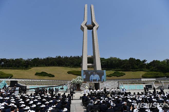 [광주=뉴시스] 신대희 기자 = 18일 오전 광주 북구 운정동 국립5·18민주묘지에서 5·18민주화운동 42주기 기념식이 열리고 있다. (공동취재사진)  2022.05.18. sdhdream@newsis.com