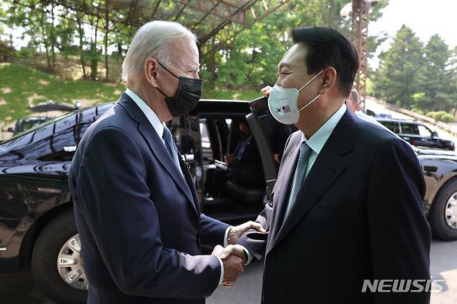 [평택=뉴시스] 홍효식 기자 = 윤석열 대통령이 22일 경기 평택 오산 미 공군기지에서 일본으로 향하는 조 바이든 미국 대통령을 환송하고 있다. 2022.05.22. yesphoto@newsis.com