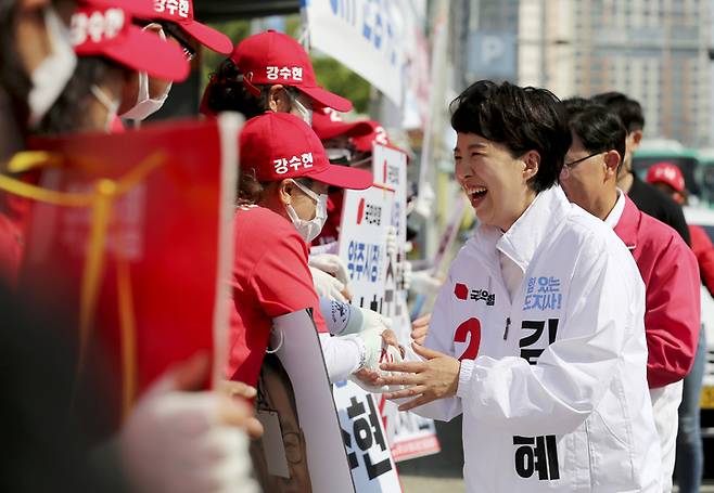 [양주=뉴시스] 최진석 기자 = 김은혜 국민의힘 경기도지사 후보가가 24일 경기 양주 덕정역 앞에서 강수현 양주시장 후보 선거운동원들과 인사를 나누고 있다. (사진=김은혜 캠프 제공) 2022.05.24. photo@newsis.com *재판매 및 DB 금지