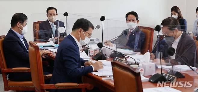 [서울=뉴시스] 고범준 기자 = 이종배 국회 예산결산특별위원회 소위원장이 23일 서울 여의도 국회에서 열린 예결위 소위원회에서 발언하고 있다. (공동취재사진) 2022.05.23. photo@newsis.com