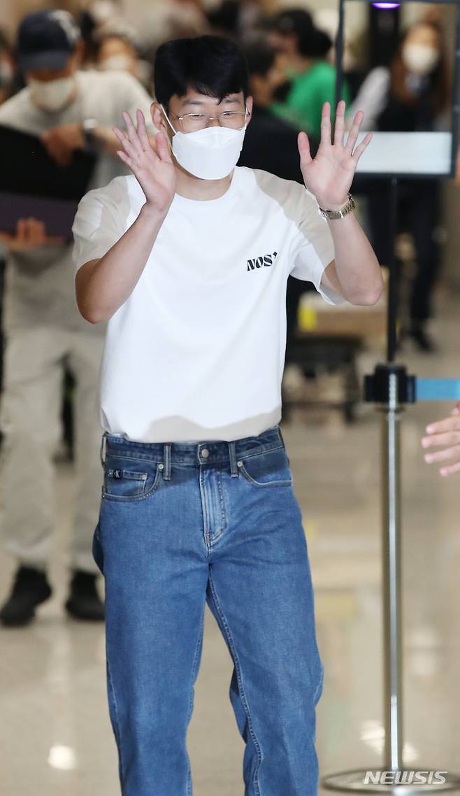 [인천공항=뉴시스] 김진아 기자 = 아시아 선수 최초로 잉글랜드 프로축구 프리미어리그(EPL) 득점왕에 오른 손흥민(토트넘)이 24일 오후 인천국제공항을 통해 귀국, 골든부트를 들고 포즈를 취하고 있다. 2022.05.24. bluesoda@newsis.com