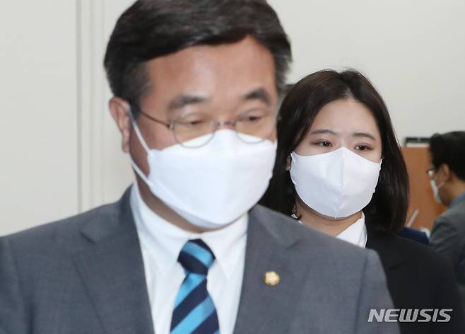 [서울=뉴시스] 김선웅 기자 = 더불어민주당 박지현·윤호중 공동비상대책위원장이 12일 오후 서울 여의도 국회에서 성비위 사건으로 제명된 박완주 의원과 관련해 민주당의 입장을 밝히기 위해 회견장에 들어서고 있다. (공동취재사진) 2022.05.12. photo@newsis.com