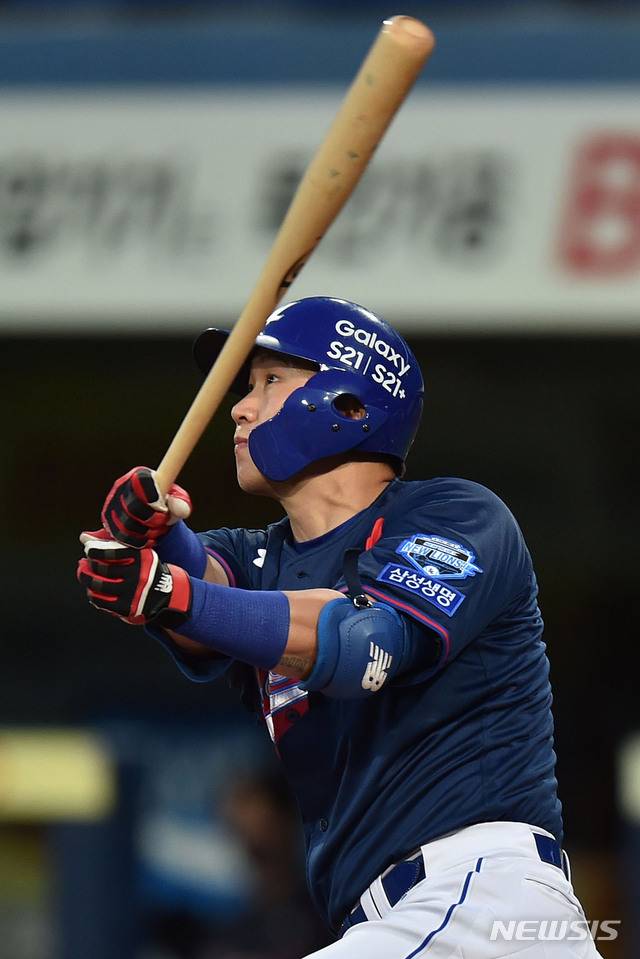 [대구=뉴시스] 이무열 기자 = 11일 오후 대구 수성구 삼성라이온즈파크에서 열린 ‘2021 신한은행 SOL KBO리그’ 삼성 라이온즈와 롯데 자이언츠의 경기, 7회말 2사 상황에서 삼성 김동엽이 솔로 홈런을 치고 있다. 2021.07.11. lmy@newsis.com