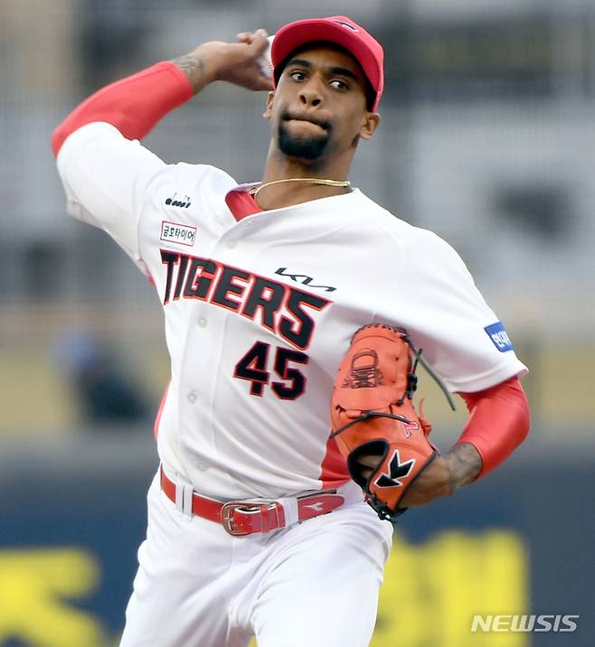 [광주=뉴시스] 류형근 기자 = 5일 오후 광주 북구 광주-기아챔피언스필드에서 열린 2022프로야구 KIA 타이거즈 대 한화 이글스의 경기, 1회초 무사에서 KIA 선발투수 로니가 역투하고 있다. 2022.04.05. hgryu77@newsis.com