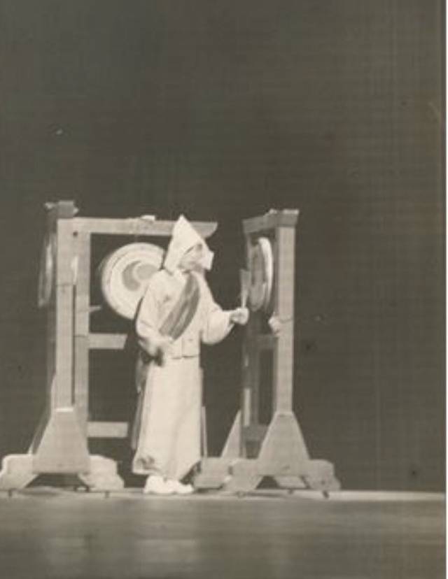 [서울=뉴시스]초기 이매방 삼고무. 2018.12.13. (사진=우봉 이매방 아트 컴퍼니) photo@newsis.com