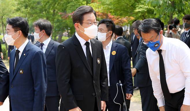 이재명 더불어민주당 인천계양을 국회의원 보궐선거 후보가 23일 경남 김해시 진영읍 봉하마을에서 열린 故 노무현 전 대통령 서거 13주기 공식 추도식에 참석하고 있다. 김해=뉴시스