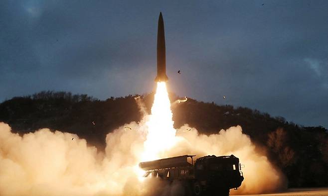 북한이 지난 2021년 12월 27일 ‘KN-23’ 계열로 추정되는 단거리 탄도 미사일을 발사하고 있다. 조선중앙통신연합뉴스